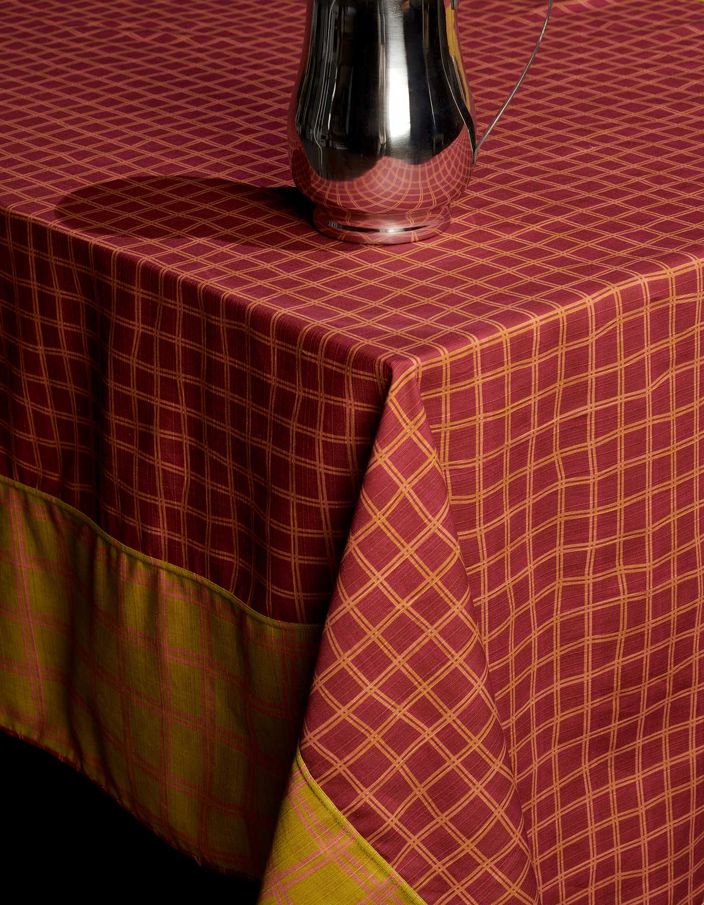 Tortuga Forma reversible grid tablecloth