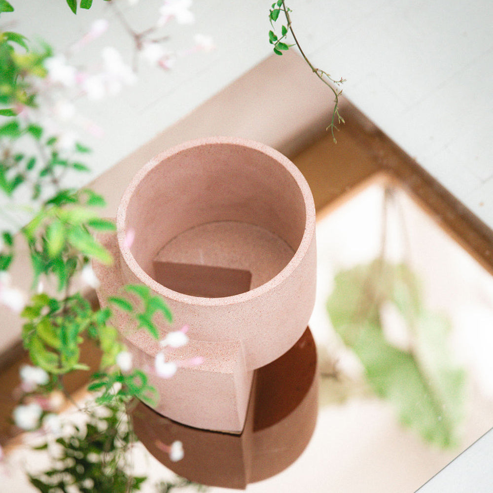 Tortuga Forma Spring Planter for Indoor and Outdoor